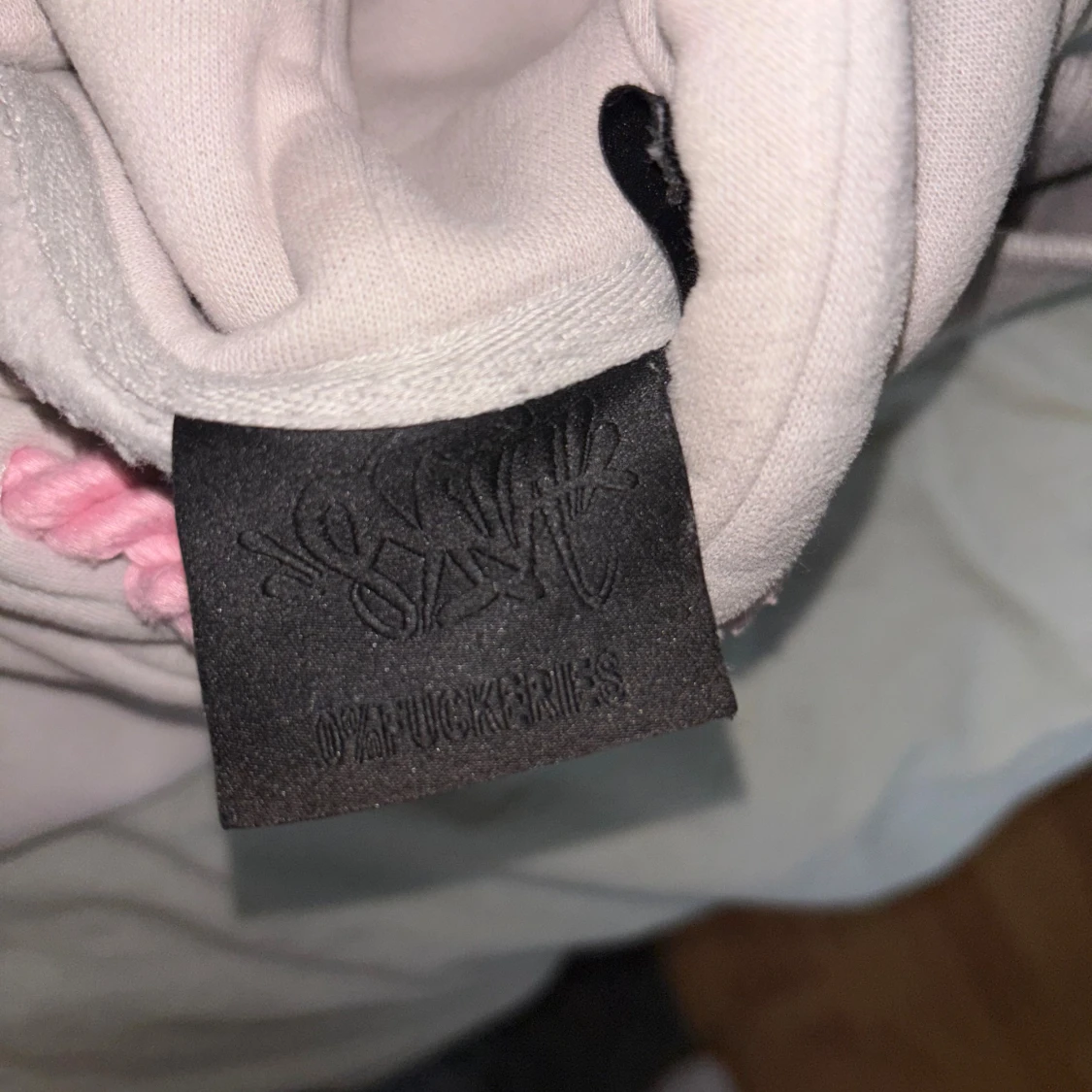 Beige hoodie från Syna world med rosa detaljer - 2