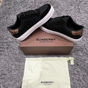 Burberry skor - Helt nya och oanvända Burberry skor i storlek 44, 10/10 skick. Dem är riktigt fina och bekväma, rekommenderar starkt. Även riktigt bra kvalite. De sitter som vanliga 44 skor. Sälj pga de inte är min stil. Passar alla årstider. Allt på bilderna medföljer, hör av er vid frågor eller funderingar! 