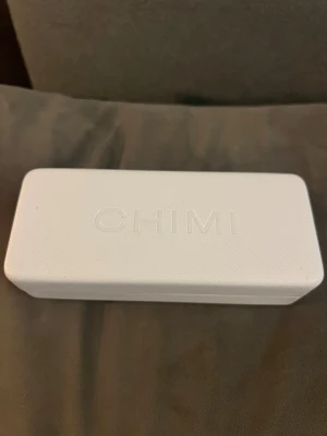 Svarta solglasögon CHIMI  - Snygga svarta solglasögon från CHIMI med breda, fyrkantiga bågar och mörka linser. Kommer med vit hård ask och vit sidenpåse med logga. Perfekt accessoar för dig som gillar stilrena och moderna detaljer.