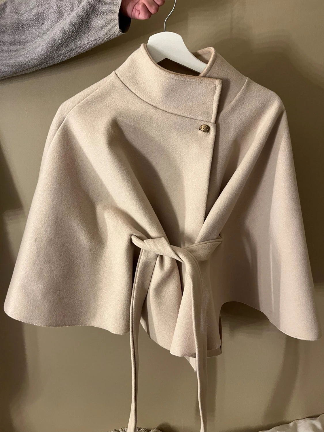 Beige kappa med bälte från Missay