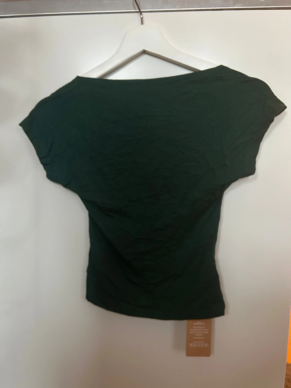Mörkgrön topp med öppen rygg