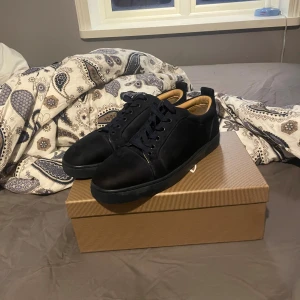 Loubs  - Ett par mörk blå loubs, använda ett par gånger men fortfarande sjukt bra skick och kan tvättas upp och se helt nya ut inprincip. Sjukt stilrena och kan egentligen användas till vad som helst.