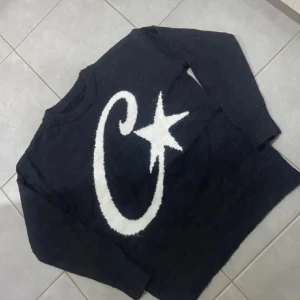 Stickad Corteiz tröja - Stilren Corteiz tröja i topp skick, inga defekter. Passar dig under 180 bäst. 