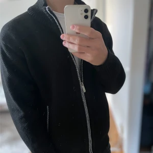 Svart stickad cardiganjacka i fleece - Riktigt skön o varm fleece | skick 9/10✅ | skriv vid frågor eller funderingar!