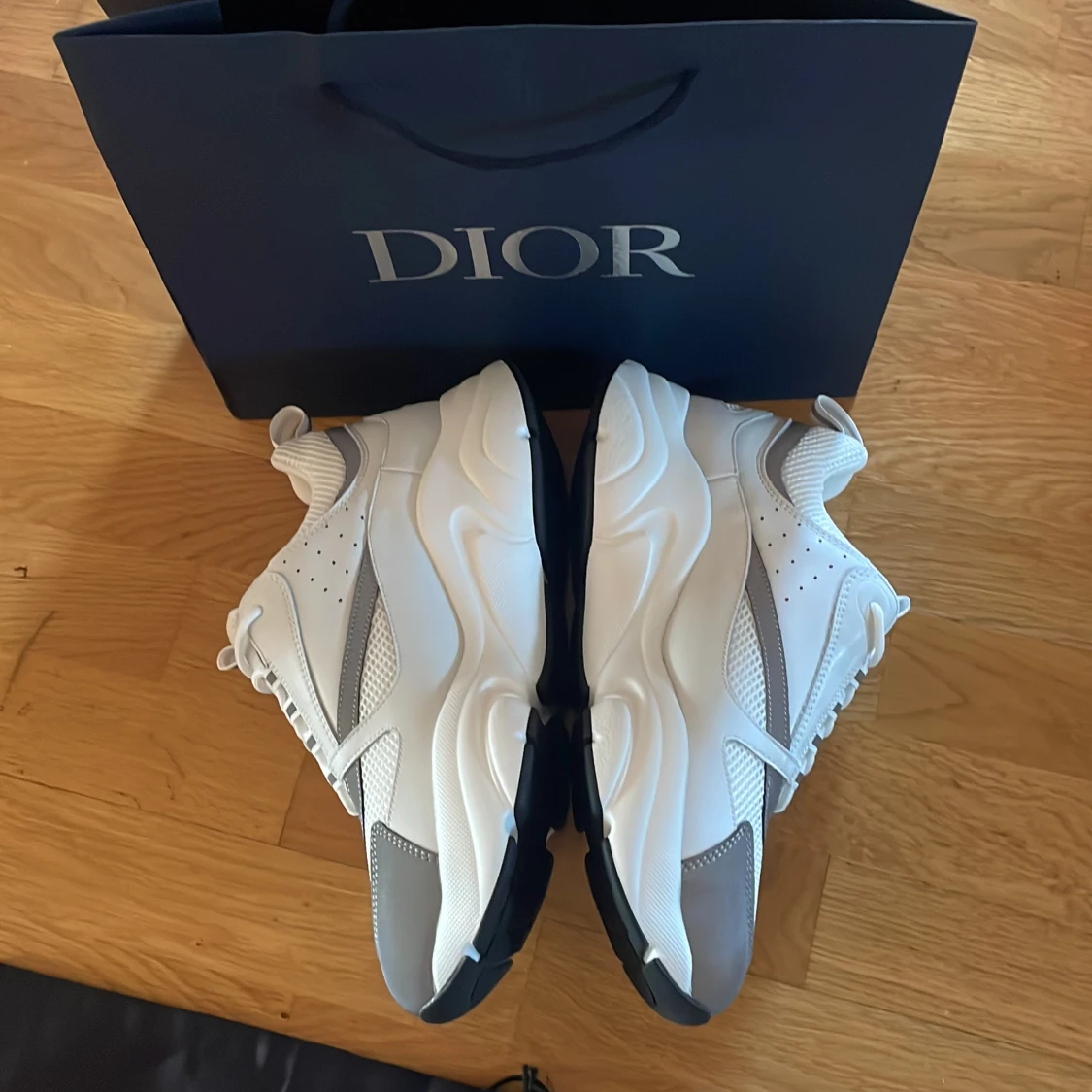  vita Dior b22 skor - 2