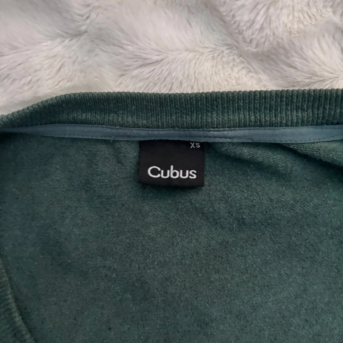 Grön kofta med v-ringning - 2