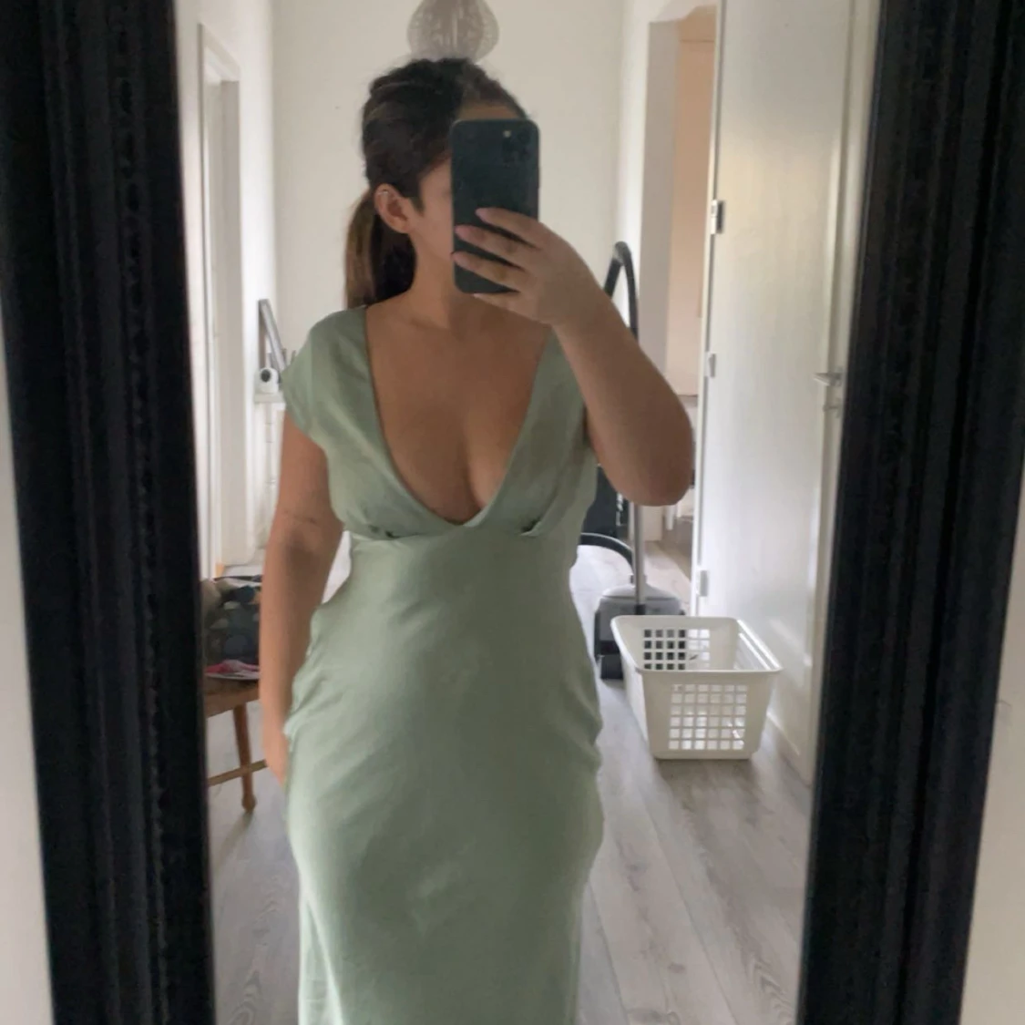 Ljusgrön långklänning med djup v-ringning