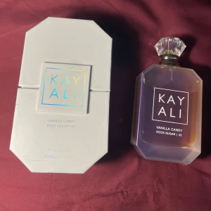 Kayali vanilla candy  - Säljer nu min kayali vanilla candy parfym som är helt ny! Fick den som present men inget som passar mig tyvärr😓 100 ml orginalpris: 1389