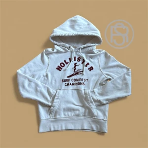 Hollister Hoodie - Säljer nu denna feta hollister hoodien som passar fett bra till vintern. Riktigt bra skick och sällsynt. Hör av er vid frågor. Storlek S