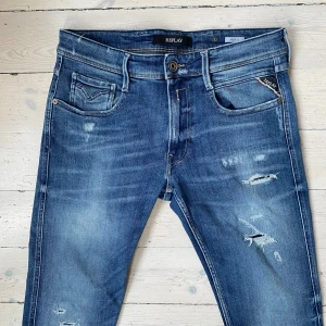 Replay Anbass jeans - Sjukt feta Replay Anbass jeans mex feta slitningar i perfekt skick 🙌 skriv vid fråga 👍 Storlek 32/34