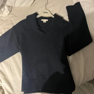 Mörkblå stickad - strickad tröja med grage och slitsar. Storlk 158/164 och passar mig sommbrukar ha xs och är 171 cm lång