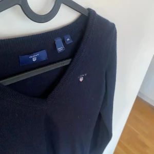 Stickad tröja från GANT - Jättefin, stickad tröja från GANT. V-ringad i halsen och ylle av bra kvalitet som gör sitter bra och bekvämt på. Sparsamt använd. Köpt för 1299kr. OBS storlek S