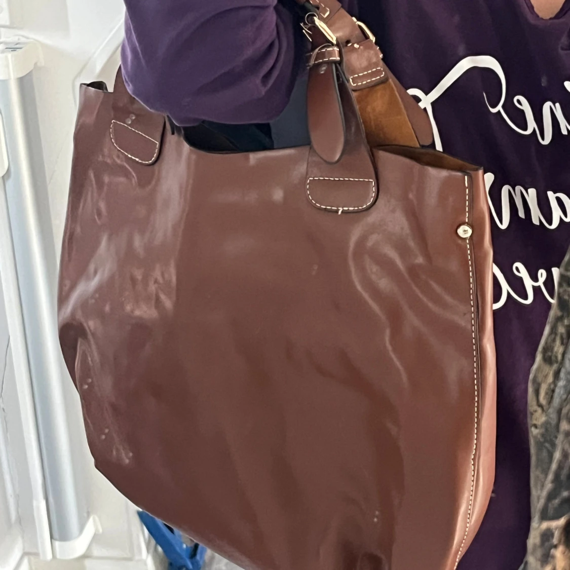 Brun axelväska i skinn med spännen - 4