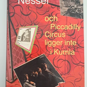 och Piccadilly Circus ligger inte i Kumla - En bok om Mauritz, 17 år, som längtar ut i världen under sommaren 1967. London, Paris, San Francisco och musik som Dylan och Sgt Pepper nämns. Kärlek, vänskap och avgörande händelser i en liten stad. Perfekt för dig som gillar nostalgi, ungdomsliv och berättelser om att växa upp.
