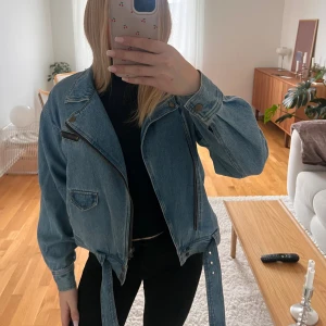 jeansjacka  - jeansjacka med spänne och många detaljer, väldigt bra skick