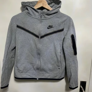 Nike tech grå för junior - Grå Nike tech för junior.  Storlek M (137-147) cm