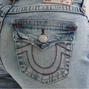 Ljusblåa true religion jeans - Säljer dessa jätte fina ljusblåa jeans från true religion som har små hål och röd söm💞 har använt max 3 gånger, kan gå ner till 600 vid snabb affär🫶🏽. Nypris 1300