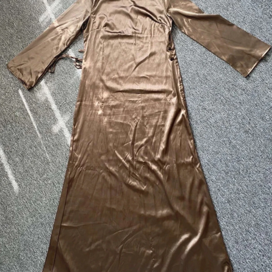 Brun långklänning i satin