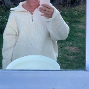 Vit stickad half zip tröja - Mysig krämvit stickad tröja från H&M i storlek L. Skulle säga att den mer är som en M, men passar S,M&L beroende på hur man vill den ska sitta🩷