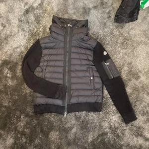 Svart cardigan från Moncler - Säljer min Moncler för jag vill köpa en ny jacka. Den har använts i cirka 6 månader men är i super bra skick. Det står att den är storlek L men tycker personligen den sitter som M. Skriv till mig för fler bilder och prisförslag 