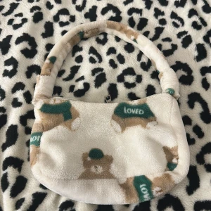 Söt axelväska med nallemönster - Fortfarande super mjuk!!