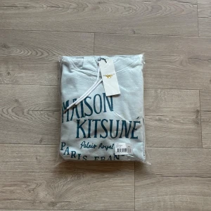 Maison Kitsuné Hoodie - Helt ny - Helt ny Maison Kitsuné Hoodie med tags. Storlek S. Tveka inte ställa frågor vid intresse🙌