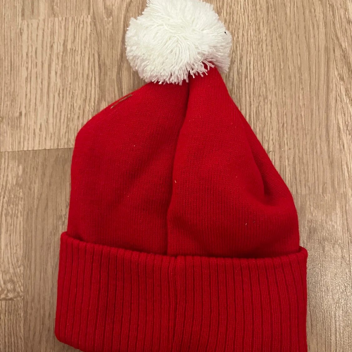 Manchester United röd mössa med tofs - 1