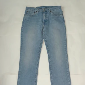 Ljusblå Levis jeans 511 - Innerbenslängd: 74cm Längd: 95cm Midjeband: 39cm W31 L30