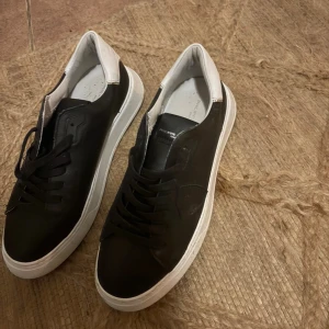 Svarta Philippe Model sneakers - Snygga svarta sneakers från Philippe Model, storlek 43. Hjälper en vän sälja, hör av er med eventuella frågor.