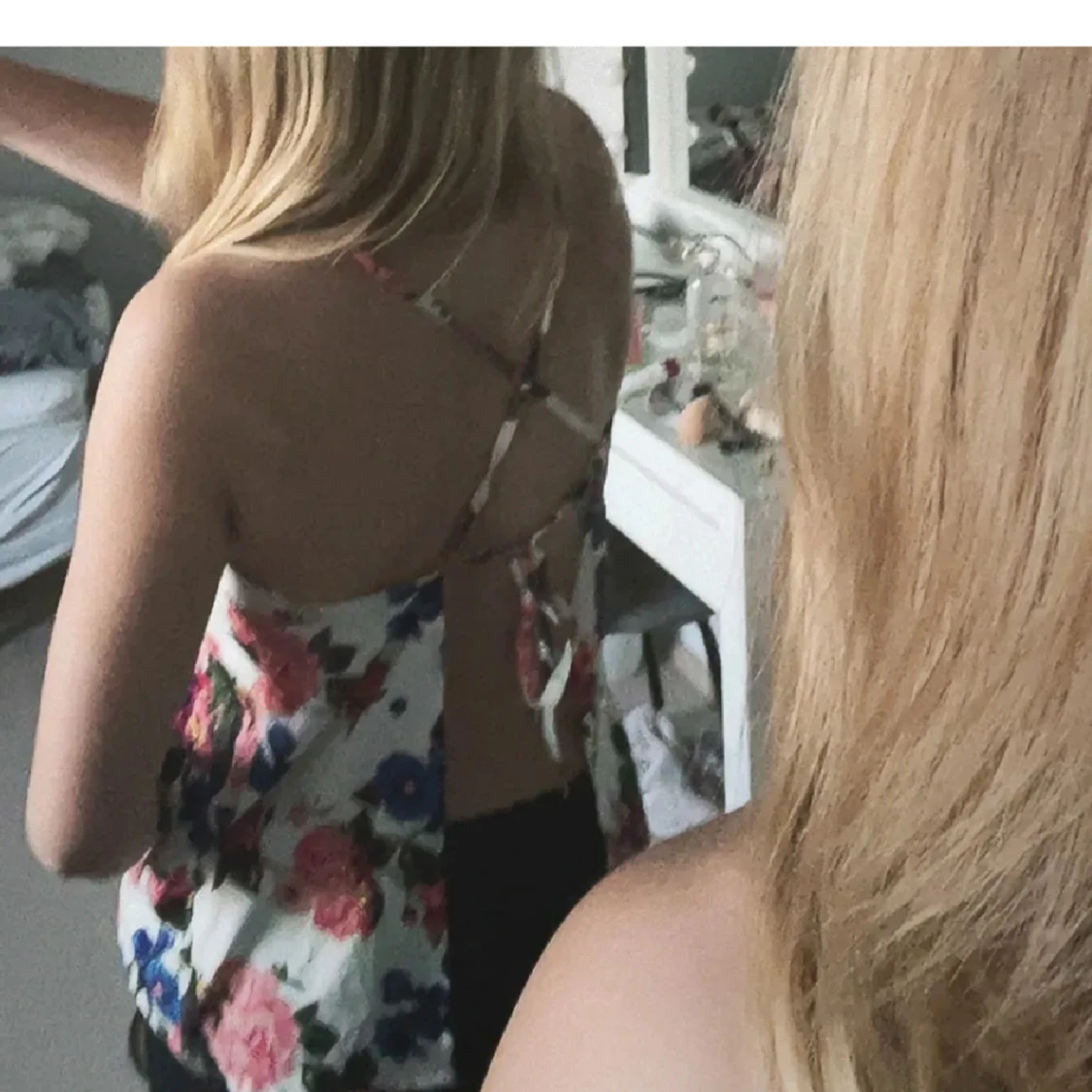 Blommig linnetopp med öppen rygg - 1