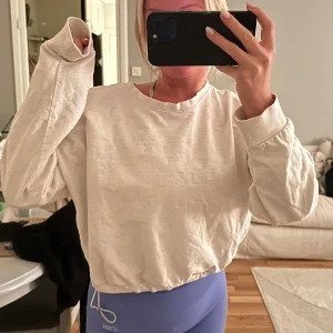 croppad sweatshirt - Träningströja som även är justerbar med resår längst ner, stl M