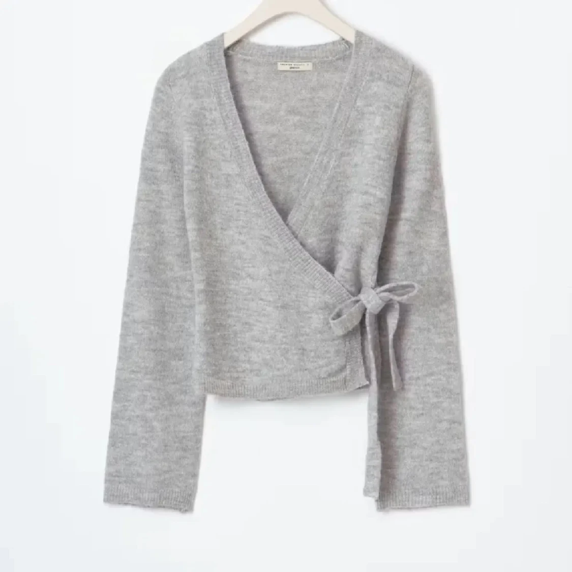 Grå omlottkofta med knyt i sidan