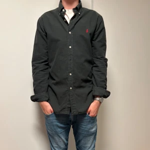 Ralph Lauren Skjorta - Ralph Lauren skjorta | Skick: 9/10 ”Något urtvättad” | Tillbehör: Endast skjorta | Nypris: +- 1500 SEK | Strolek: M | Pris kan diskuteras, vid fler bilder eller frågor hör av er. 🍂🍁