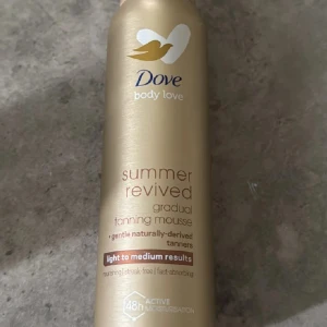 Dove Summer Revived tanning mousse - Dove Summer Revived gradual tanning mousse i en lyxig guldbrun flaska. Ger en lätt till medium solkysst ton med naturligt utvunna brun-utan-sol ingredienser. Mjukgörande och snabbt absorberande formula för en jämn finish.