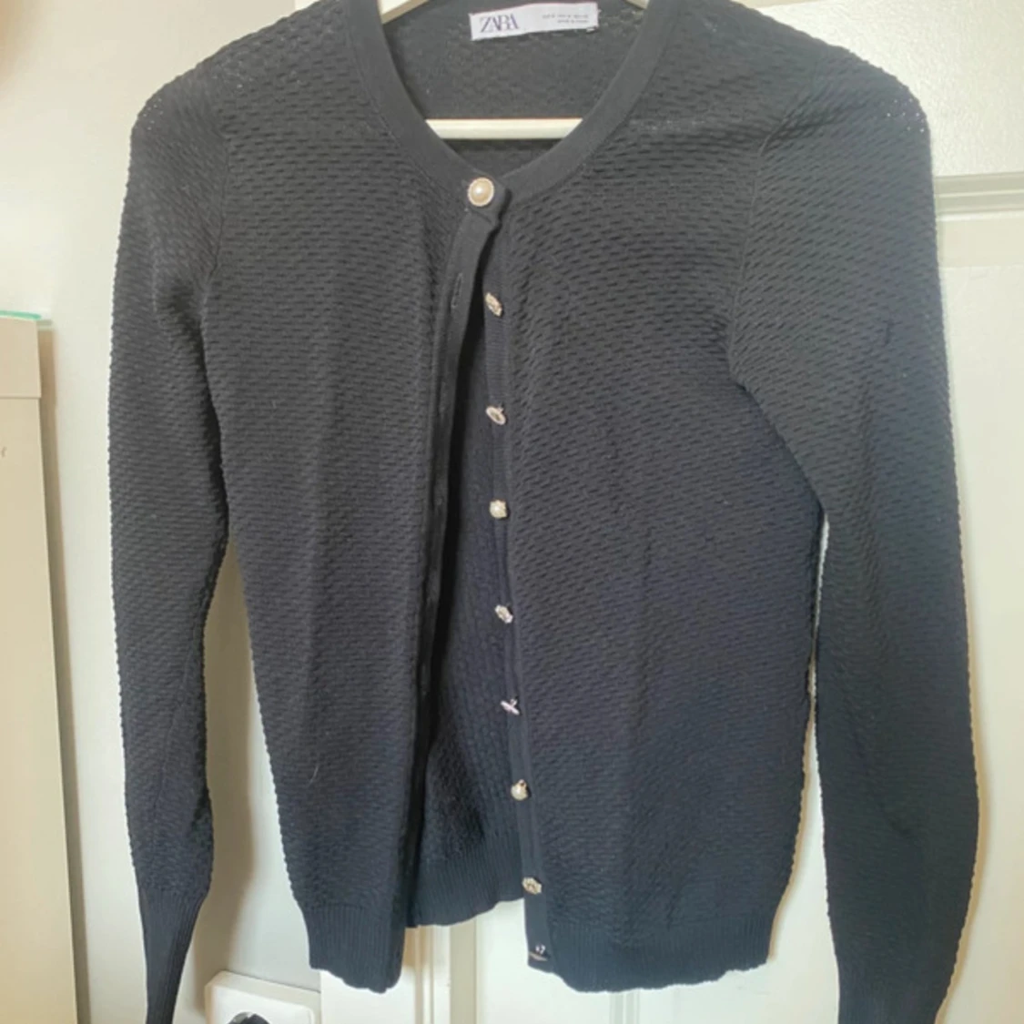 Svart kofta från Zara med pärlknappar