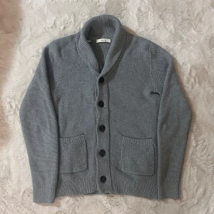 Cardigan från selected  - Tja! Säljer en as fet cardigan från selected! | Skick 10/10 aldrig använd | Nypris 679kr | Mitt pris 399 Kr | Hör av dig vid frågor eller funderingar 