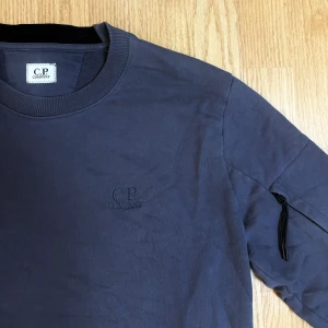 Cp company tröja - Cp company tröja såklart äkta finns massa likadana fakes där ute men denna är äkta. Kan legit checkas om man inte tror mig. De bara fråga mig om mer bilder eller liknande. Storlek M men den är liten så passar S.