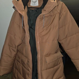 Brun pufferjacka från twentyfour - Säljer en nuderosa pufferjacka från Twentyfour,storlek 40. Använd 2 gånger, som ny. 300kr 