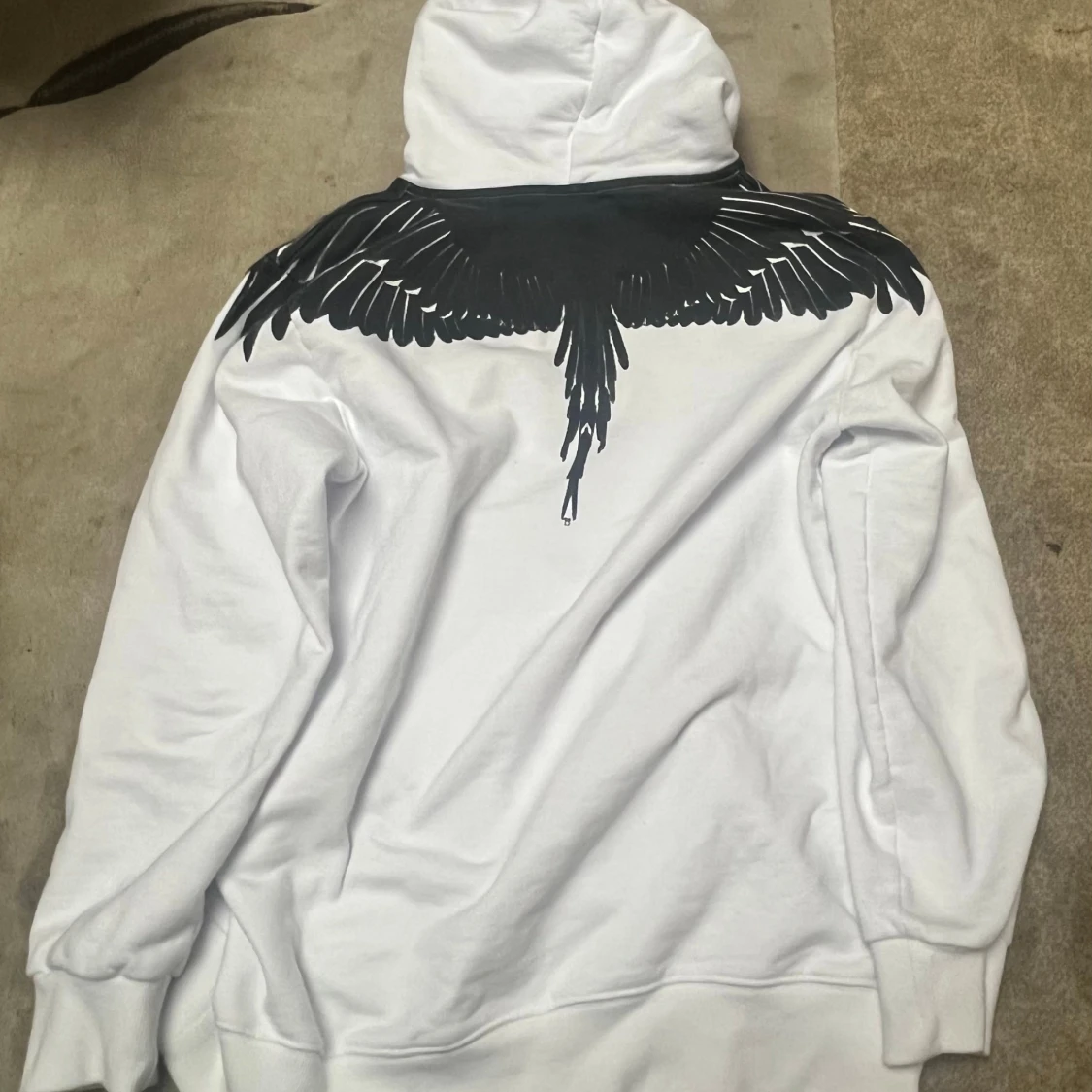 Vit hoodie Marcelo Burlon med svarta vingar - 2
