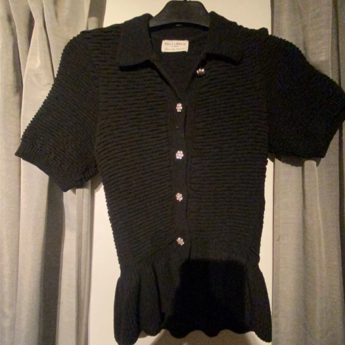 Svart blus med volang från Holly & Whyte