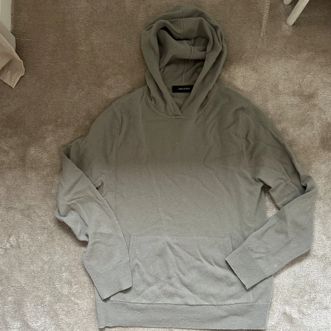 Grå hoodie i kashmir från Lisa Yang