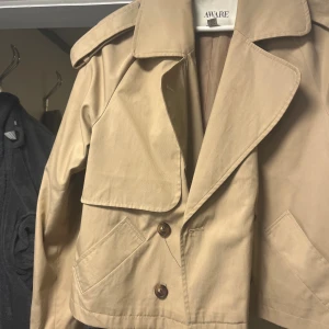 Trench coat - Skit fin, kan ha några små fläckar men inte som jag märkt av när ja använt den!❤️passar s