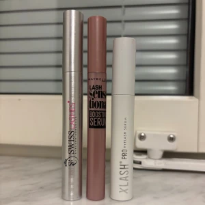 Tre olika ögonfransserum - Säljer tre ögonfransserum: Swiss Lashes i silverfärgad tub, Maybelline Lash Sensational Boosting Serum i roséguld och Xlash Pro i vit tub.  Swiss Lashes är endast testad 1-2 gånger. Maybelline är inte använd. Xlash Pro är använd men har några ml kvar. Köp alla 3 tillsammans för ett väldigt bra pris!!! 💗