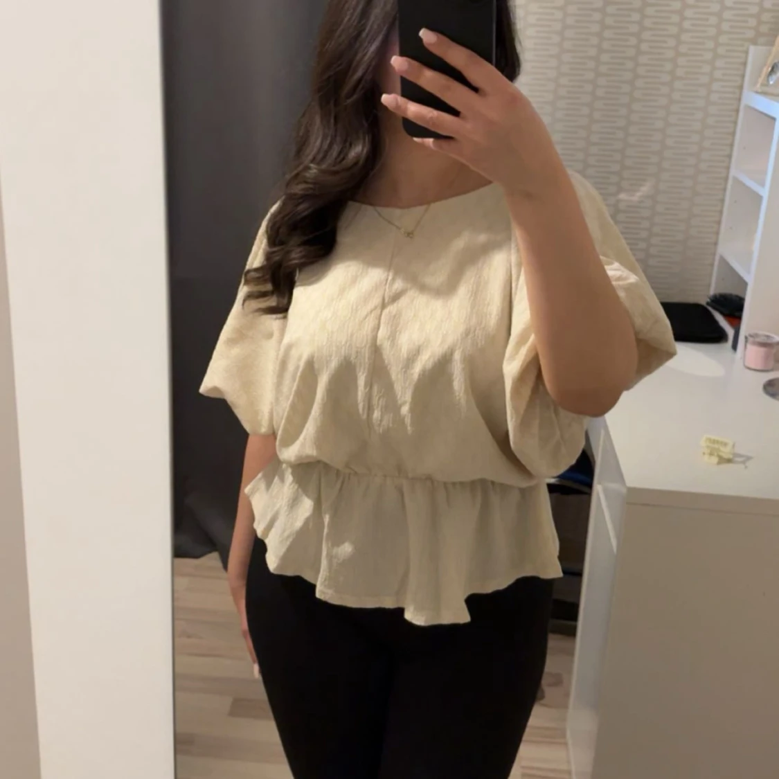 Beige blus med volang