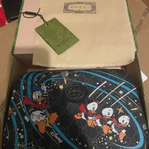 Gucci axelväska  - Kommer med dustbag, låda och tag 🏷️. Finns några fläckar i väskan annars är det i bra skick