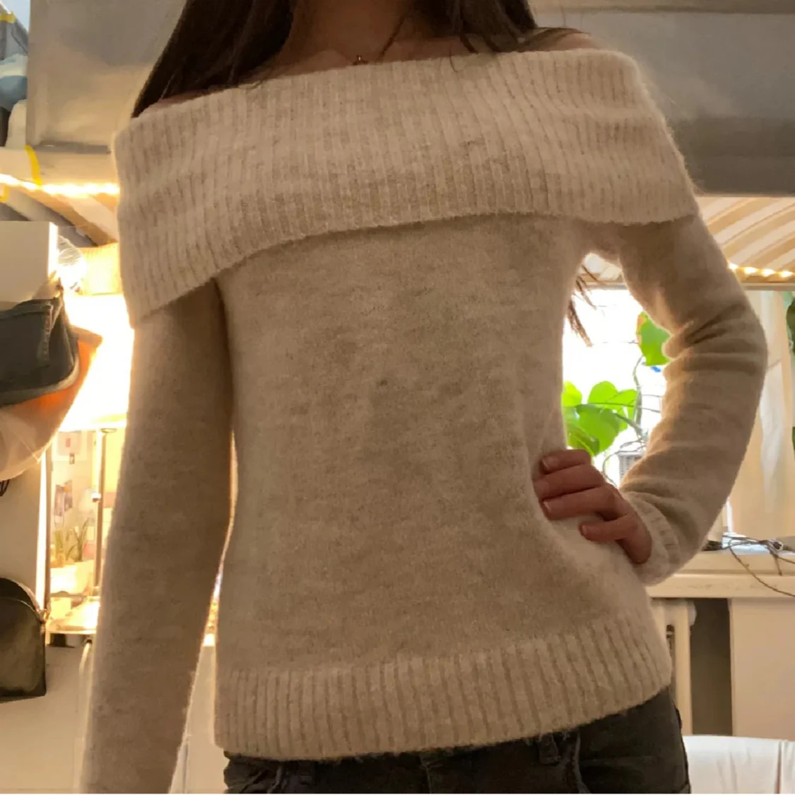 Beige offshoulder stickad tröja