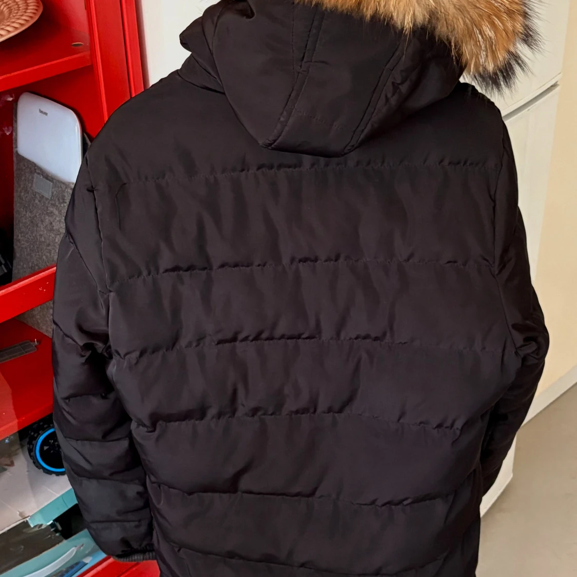 Svart Moncler dunjacka med päls - 4
