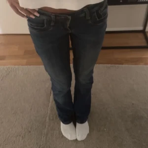Mörkblå ltb jeans - Snygga mörkblå ltb jeans i storlek w25 l32. Bra skick och passar mig bra som är 167