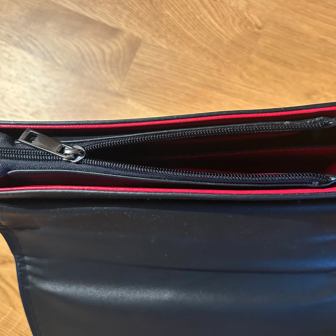 Svart axelväska med kedja - 4