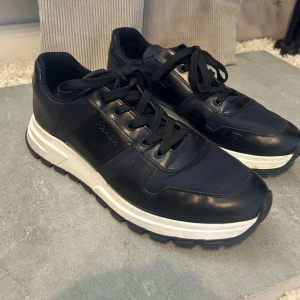 Prada Trainers - Mörkblåa Prada Trainers, mycket bra skick, äkta såklart. Pris går diskutera, 43